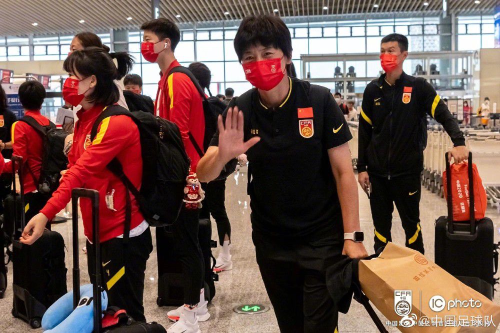 在感恩节之前不久，《亚当斯一家》也被搬上了银幕，于是当年两个最引人注目的毫无生命力的死气和吃人的主题，再度粉墨登场了，在上映的头三天里，影片就赚取了2500万美元的利润，这个数字成为非假日周末影片上映票房的新记录。